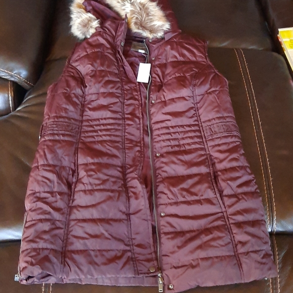 Maurices longer maroon vest with detachable hood - Picture 3 of 4
